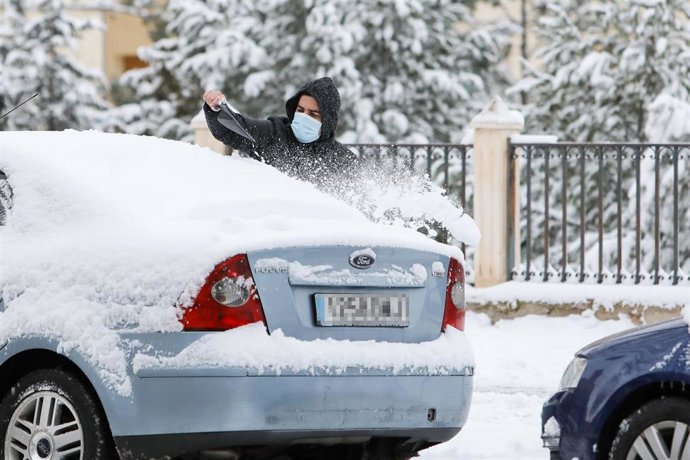 Un hombre quita la nieve de su coche tras el paso de la borrasca Filomena en Teruel, en Aragón (España) a 8 de enero de 2021. Aragón es una de las comunidades autónomas que se encuentra en alerta naranja (riesgo importante) por frío, nevadas y viento de