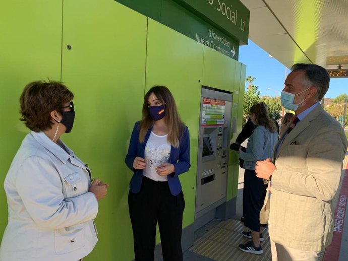 Rebeca Pérez visita una parada del tranvía con motivo del nuevo horario