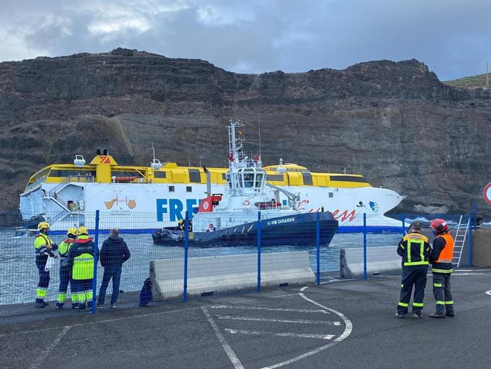 Ferry encallado en Agaete (Gran Canaria)