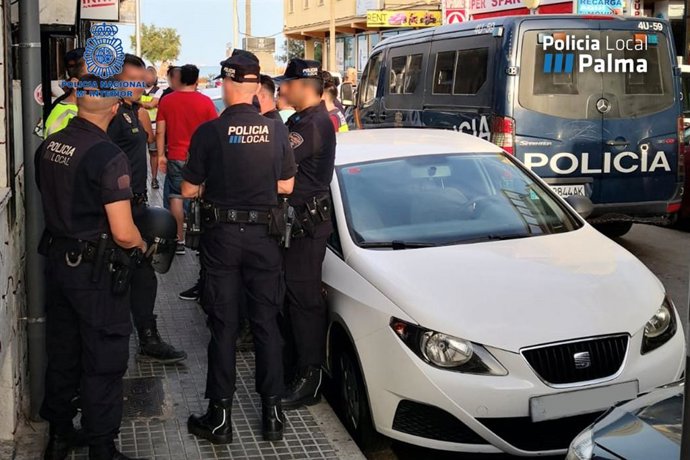 Agentes de la Policía Nacional y de la Policía Local de Palma, en un operativo conjunto.