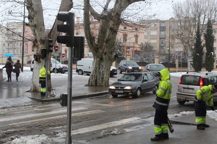 El Ayuntamiento de Monzón organiza un dispositivo especial por la borrasca 'Filomena'.
