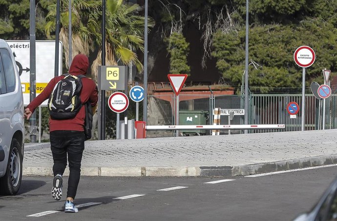 Un inmigrante abandona el aeropuerto de Manises, en Valencia, Comunidad Valenciana (España), a 11 de diciembre de 2020