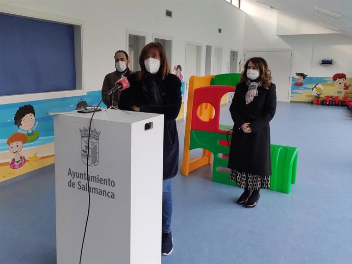 La edil María José Fresnadillo atiende a los medios en las nuevas dependencias para la escuela infantil de Pizarrales.