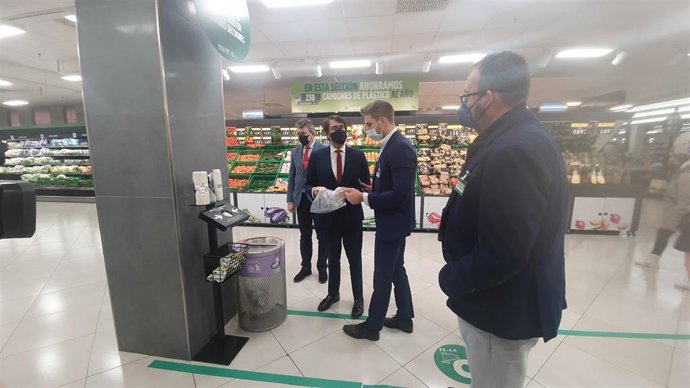 El consejero de Fomento y Medio Ambiente, Juan Carlos Suárez-Quiñones, durante su visita este viernes al Mercadona del León Plaza.