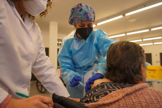 Los mayores de la residencia de Ayamonte reciben la primera dosis de la vacuna contra el covid.