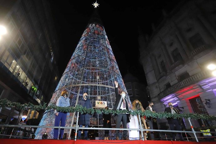 El alcalde de Vigo, Abel Caballero, durante el acto de encendido del alumbrado de la Navidad, en Vigo, Pontevedra, Galicia (España), a 2 de diciembre de 2020
