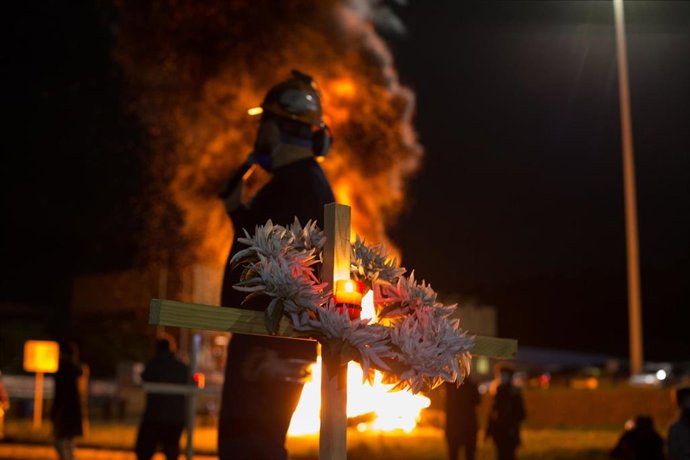Un trabajador participa en un velatorio nocturno simbólico convocado por la fábrica de Alcoa, en  en San Cibrao, A Mariña, Lugo, Galicia (España), a 28 de noviembre de 2020. La concentración se produce como signo de protesta por los 524 trabajadores que