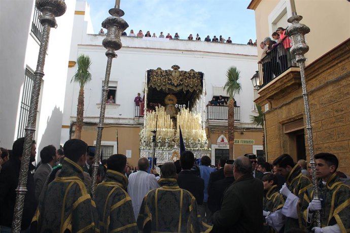 Paso de palio en las calles de Cdiz en la tarde de un Lunes Santo