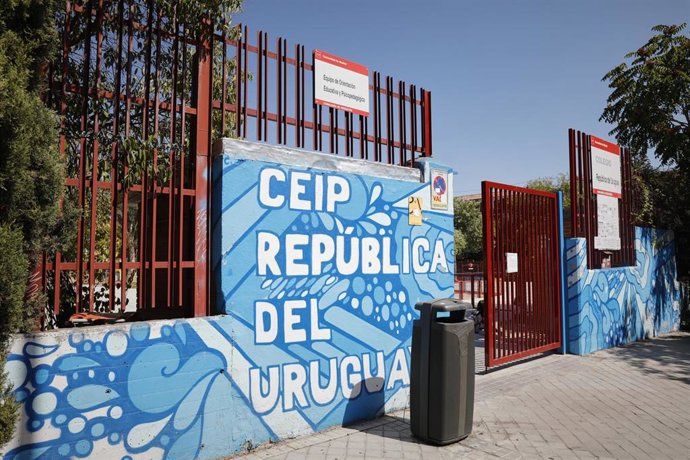 Puerta de entrada del CEIP República Uruguay, en el barrio de Carabanchel, donde una niña ha dado positivo en coronavirus, en Madrid (España), a 11 de septiembre de 2020. Ayer se hizo público el caso de una niña que estaba pendiente del resultado de una