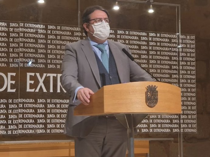 El vicepresidente segundo y consejero de Sanidad y Servicios Sociales, José María Vergeles, comparece en rueda de prensa tras el consejo de Gobierno.