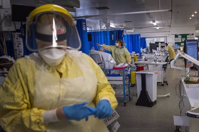 07 January 2021, England, London: Nurses work on patients in the Intensive Care Unit (ICU) in St George's Hospital in Tooting, where the number of intensive care beds for the critically sick increased from 60 to 120, the vast majority of which are for c