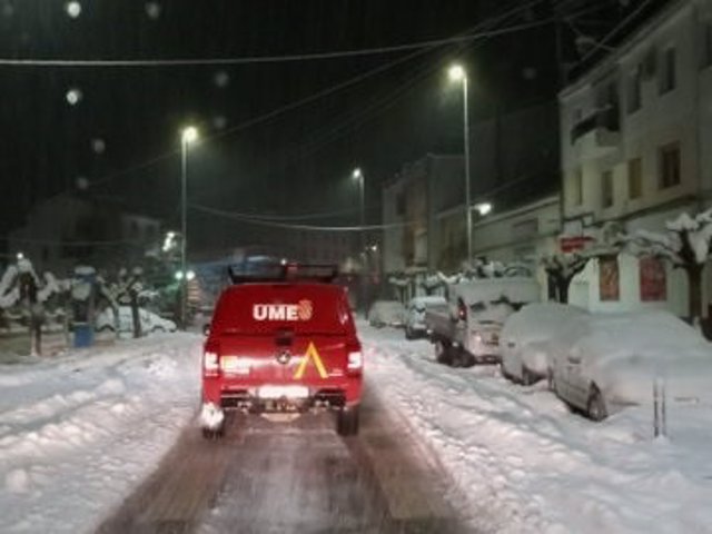 La UME trabaja en Yeste contra el temporal de nieve