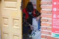 Madrid tacha de "indecente" la campaña contra Cruz Roja por la vacunación e insiste en que es sin ánimo de lucro