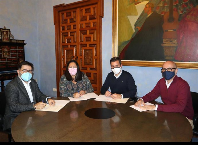 La presidenta de Iprodeco, Dolores Amo, en la firma con Uniema