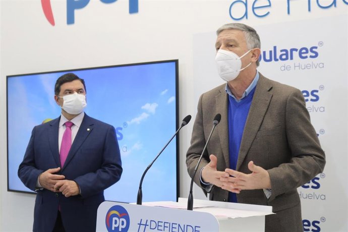 El diputado nacional del PP, Carmelo Romero, y el senador del PP de Huelva, José Enrique Sánchez, en rueda de prensa.
