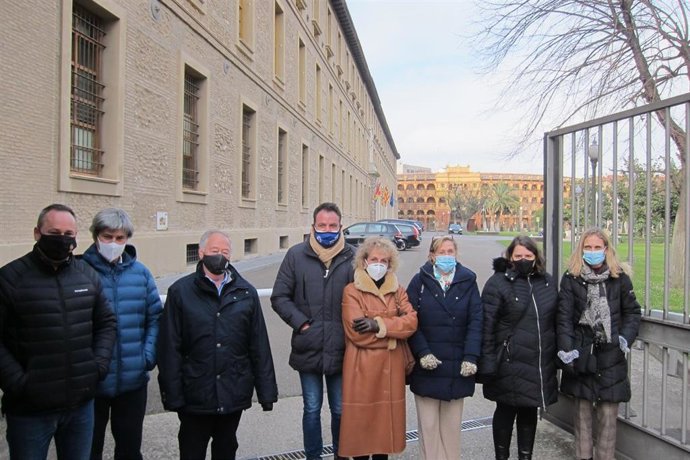 Los alcaldes de Sallent de Gállego, Jesús Gericó, y Panticosa, Jesús María Uriz, junto a sus corporación acuden al Edificio Pignatelli de Zaragoza para ser recibidos por el Gobierno de Aragón, aunque no les dejan pasar al no tener cita.