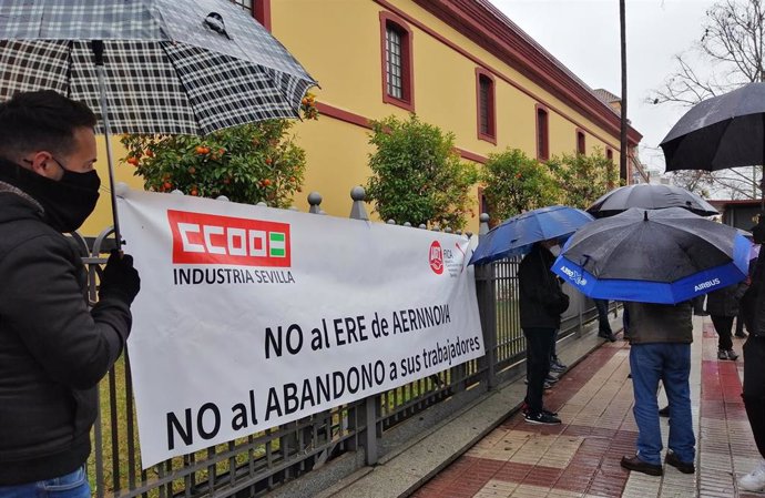 Concentración por el ERE de Aernnova a las puertas de la Diputación