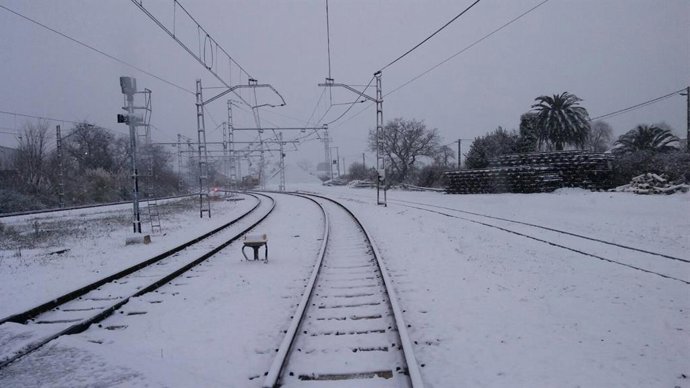 Vías de tren cubiertas por la nieve. 