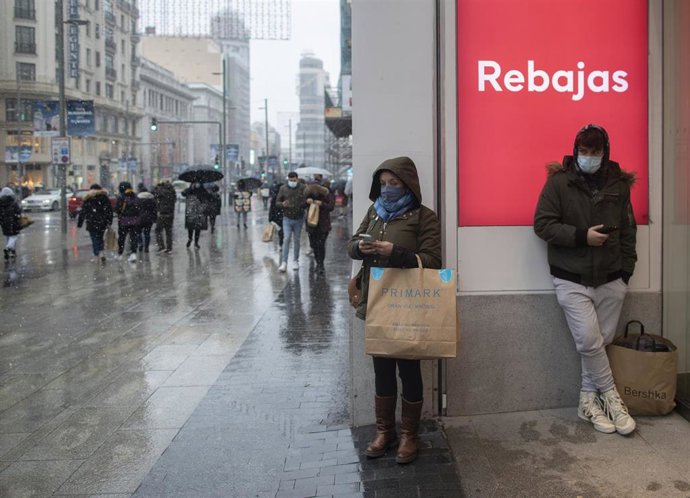 Un escaparate en una tienda anuncia el inicio de las conocidas como rebajas de eneropara llevar a cabo estos procedimientos.