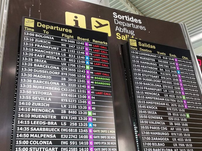 Pantallas con información sobre vuelos en el aeropuerto de Palma (imagen de archivo).