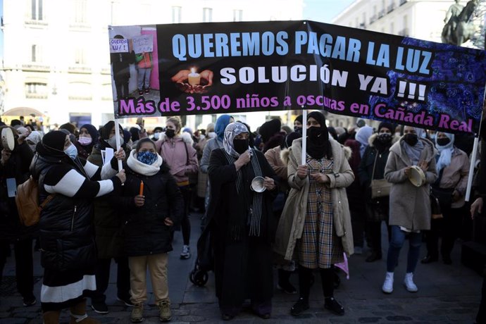 Vecinas de Cañada Real con pancartas reivindicativas durante una manifestación en la Puerta ante la sede del Gobierno regional.