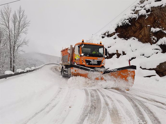 Carretera cortada por nieve