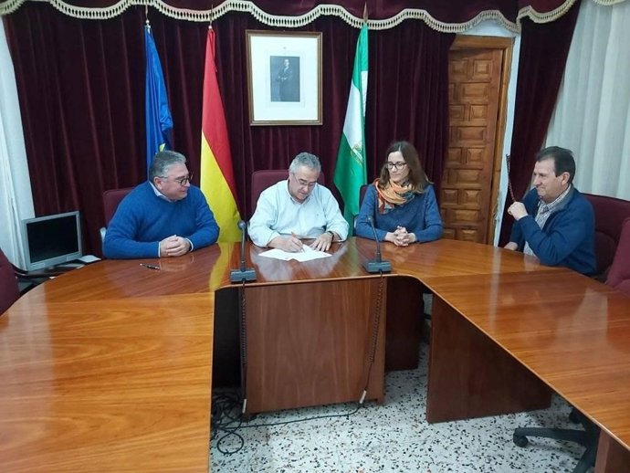 El alcalde de Gérgal, Manuel Guijarro, en el centro