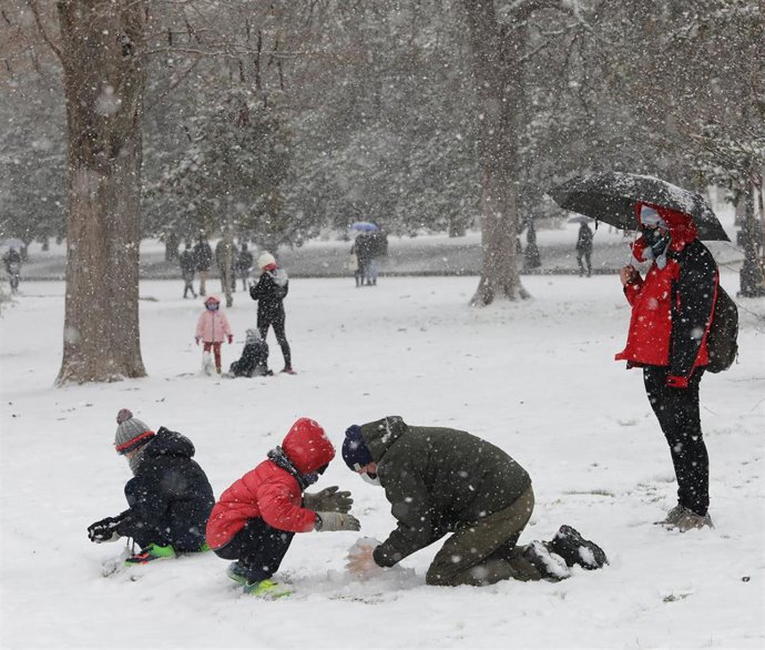 Varias personas juegan con la nieve en el segundo día de nieve en la capital tras el paso de la borrasca Filomena, en Madrid (España)