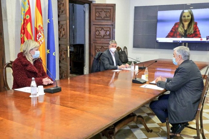 Losconsellers de Justicia, Gabriela Bravo, y de Economía, Rafa Climent, se reúnen con representantes de ANGED y Ceetrus.