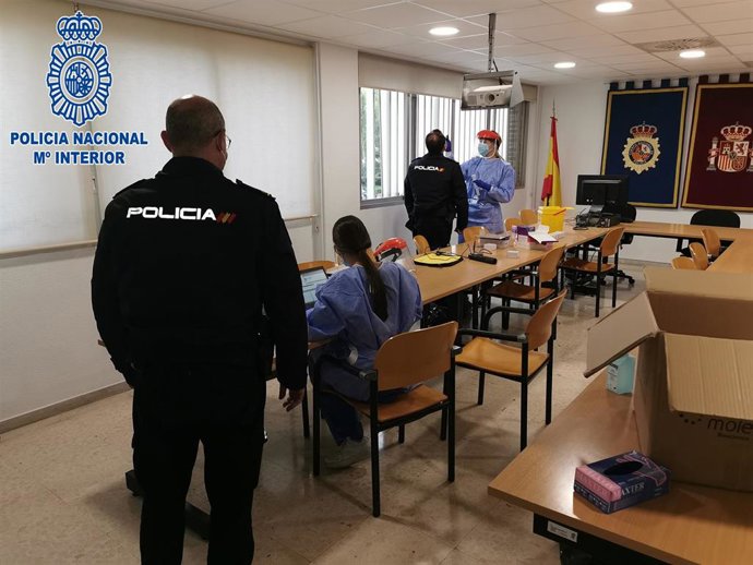 Nota De Prensa Y Fotografía: " Durante Dos Jornadas Consecutivas Se Ha Realizado Un Cribado Masivo En La Comisaría Provincial De Almería "