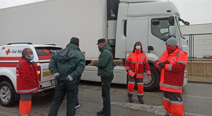 Ayuda de Guardia Civil y Cruz Roja a 300 camioneros atrapados en Villena por el temporal