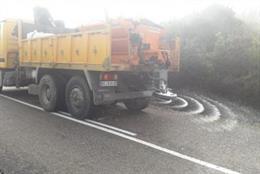 Una camión de la Diputación de Badajoz esparce sal en una carretera.