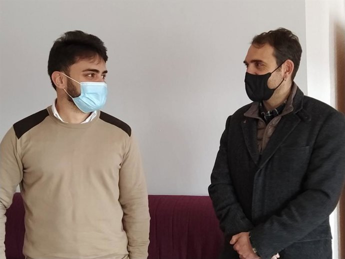 Toni Valero (d), junto al alcalde de Villatorres, Miguel Manuel García.