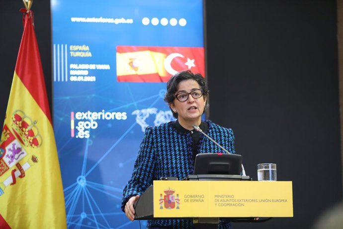 La ministra de Asuntos Exteriores, Unión Europea y Cooperación, Arancha González Laya durante una rueda de prensa conjunta con el ministro de Asuntos Exteriores de la República de Turquía, Mevlüt avusoglu en el Palacio de Viana, en Madrid (España), a 8