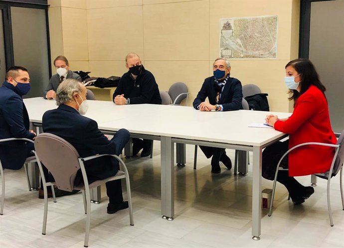 La vicealcaldesa de Valncia y edil de Desarrollo y Renovación Urbana, Sandra Gómez, se reúne con representantes de la Plataforma "de Torino en Mestalla".