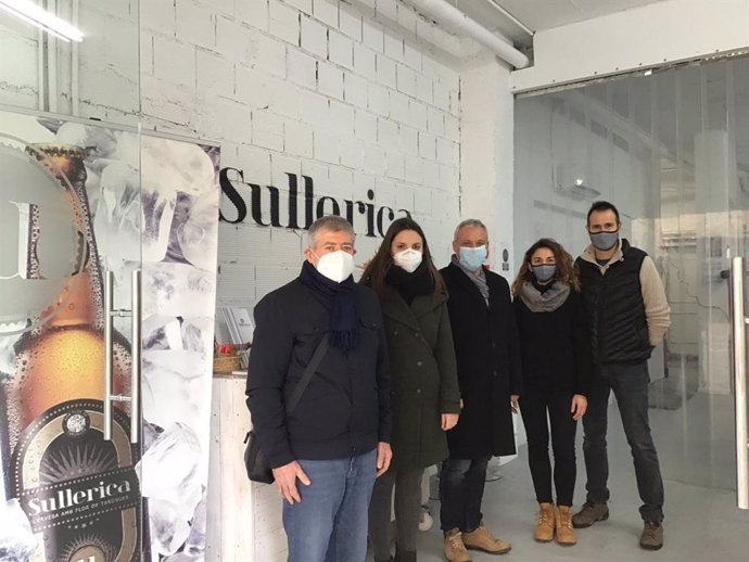 Visita de representantes del Consell a la fábrica de cerveza de Sullerica en Sóller.