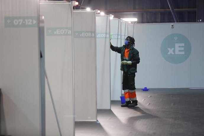 Un técnico de mantenimiento ultima los detalles de los boxes del hospital provisional H144 