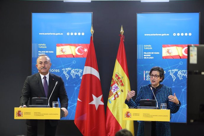 El ministro de Asuntos Exteriores de Turquía, Mevlut Cavusoglu, y la ministra de Asuntos Exteriores, Unión Europea y Cooperación, Arancha González Laya