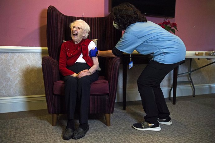 07 January 2021, England, London: Nell, 100 years old, receives the Oxford/AstraZeneca COVID-19 vaccine from a doctor at the Sunrise Care Home in Sidcup, as the government continues to ramp up the vaccination programme. Photo: Kirsty O'connor/PA Wire/dpa