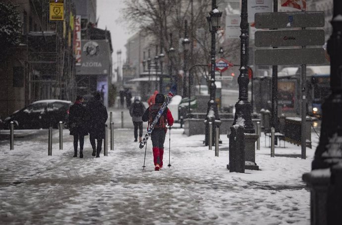 Un hombre camina con un equipo para esquiar en el segundo día de nieve en la capital tras el paso de la borrasca Filomena, en Madrid (España), a 8 de enero de 2021. La Comunidad de Madrid ha activado hoy el nivel 2 del Plan de Inclemencias Invernales pa