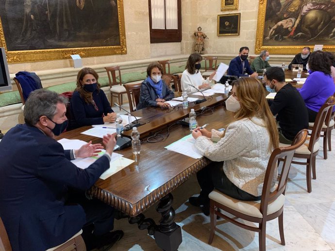 Reunión de Adelante Sevilla y del equipo de gobierno socialista