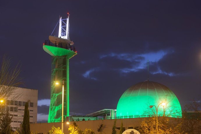 La Torre del Parque de las Ciencias se ilumina de verde