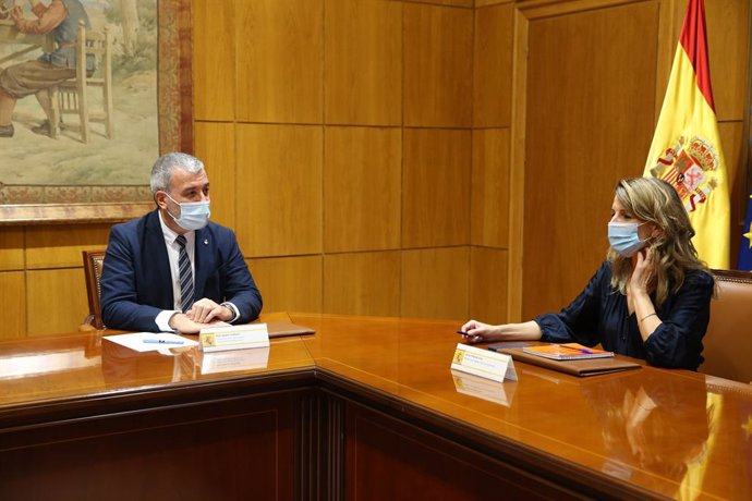 Yolanda Díaz es reuneix amb el primer tinent d'alcalde de Barcelona, Jaume Collboni.