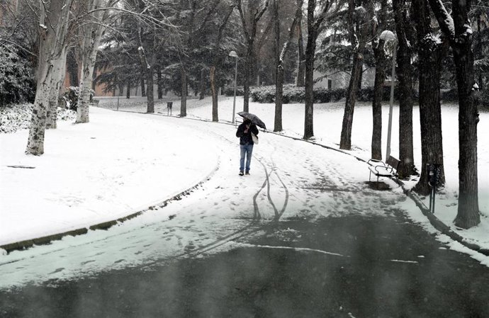 Segundo día de nieve en la capital tras el paso de la borrasca Filomena, en Madrid (España), a 8 de enero de 2021. La Comunidad de Madrid ha activado hoy el nivel 2 del Plan de Inclemencias Invernales para gestionar el temporal de frío y nieve que afect