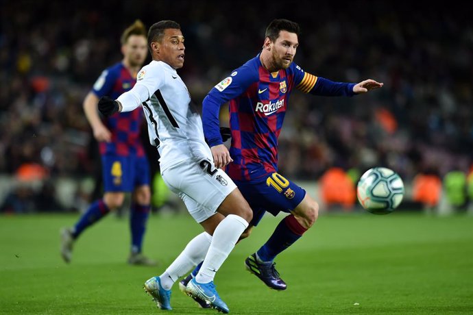 19 January 2020, US, Barcelona: Barcelona's Lionel Messi and Granada's Darwin Machis in action during the Spanish Primera Division soccer match between FC Barcelona and Granada CF at the Camp Nou stadium. Photo: -/CSM via ZUMA Wire/dpa