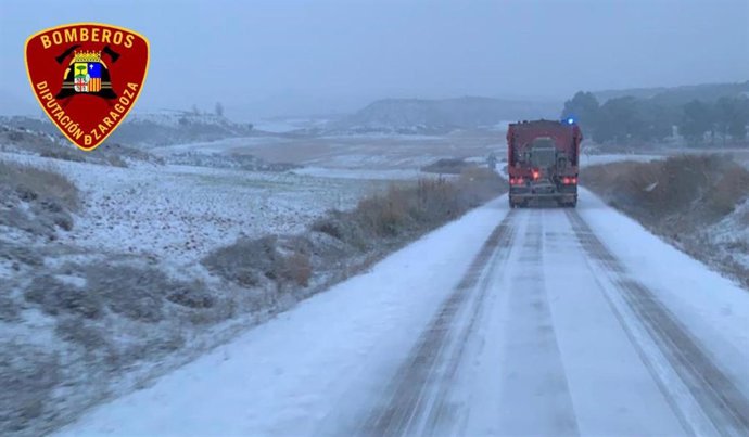 Bomberos de la Diputación de Zaragoza esparcen sal por las carreteras de la provincia.