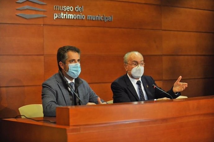 El alcalde de Málaga, Francisco de la Torre, a la derecha de la imagen; y el concejal Carlos Conde en rueda de prensa