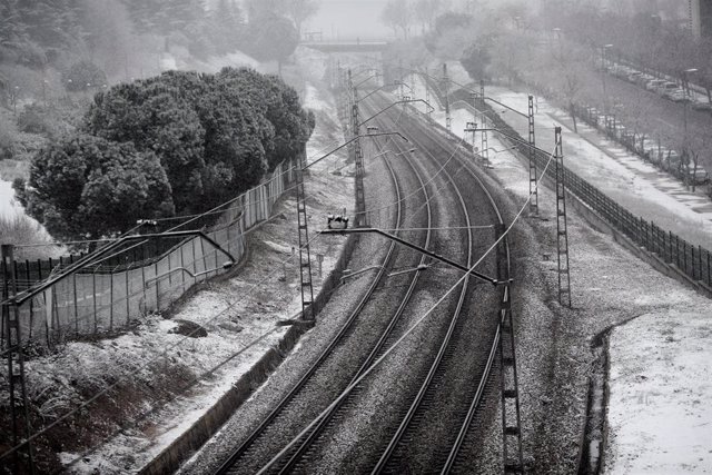 Vías del tren con nieve tras el paso de la borrasca Filomena, en Madrid (España), a 7 de enero de 2021. 