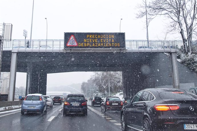 Anuncio de precaución por nieve en una carretera de la capital en el segundo día de nieve tras el paso de la borrasca Filomena, en Madrid (España), a 8 de enero de 2021. 
