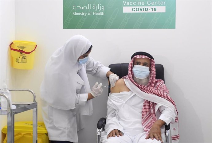 Un hombre es vacunado en Arabia Saudí.